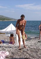 Нудистка проводит день на каменистом пляже 10 фото