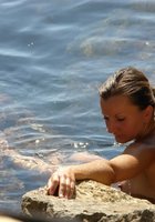 На прибрежных валунах девчонка сохнет после купания 13 фото
