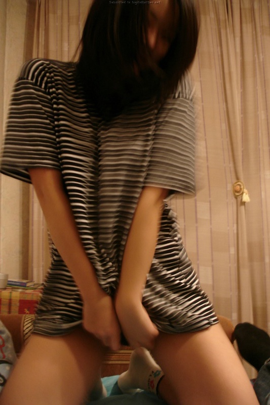 Азиатская девушка позволяет себя домашние шалости 12 фотография