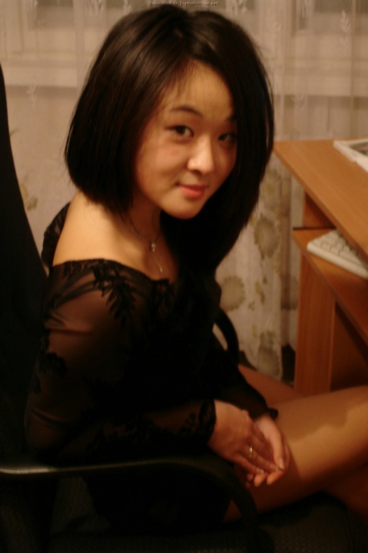 Азиатская девушка позволяет себя домашние шалости 5 фотография