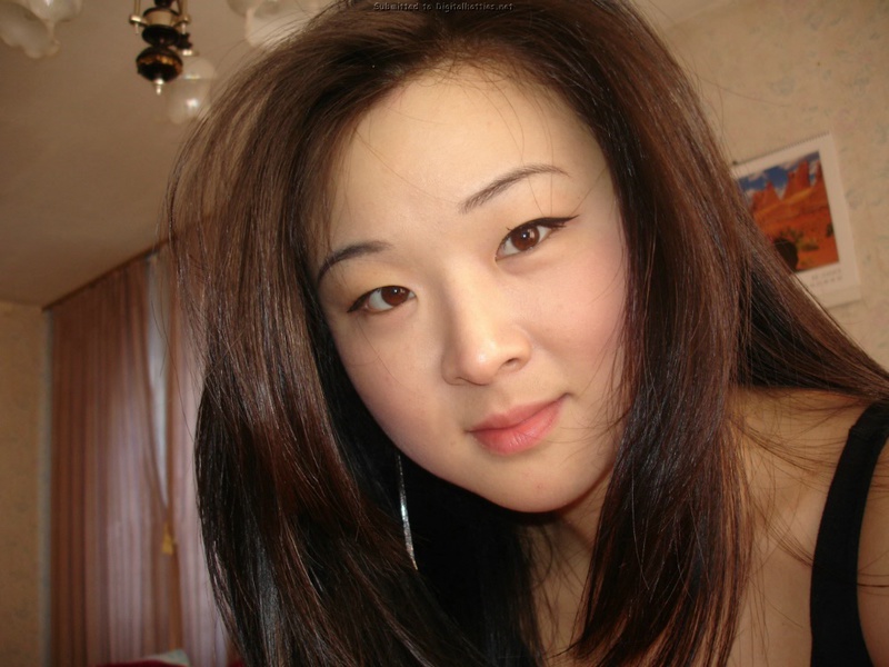 Азиатская девушка позволяет себя домашние шалости 23 фотография