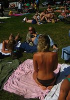 Загорелые лесбиянки отдыхают топлес на поляне 27 фото