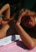Загорелые лесбиянки отдыхают топлес на поляне 28 фото