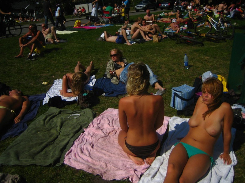 Загорелые лесбиянки отдыхают топлес на поляне 27 фотография