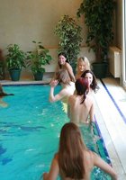 Симпатичные барышни не против провести выходной день в бассейне 4 фотография