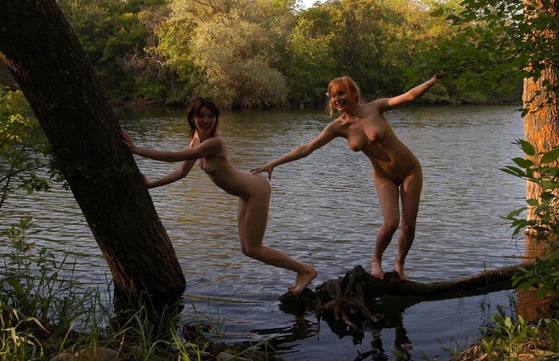 Две подружки хвастаются нагими телами возле реки 7 фотография