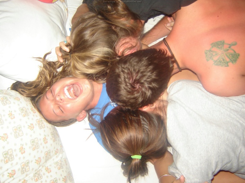 Пьяна компания устроила групповые шалости в комнате 24 фотография