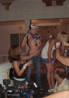 На вечеринке пьяная подруга светит сиськами 3 фотография