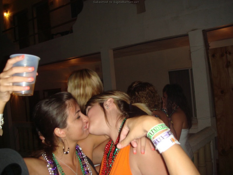 На вечеринке пьяная подруга светит сиськами 17 фотография