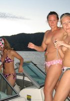 Опытные дамочки не прочь повеселиться на катере 3 фотография
