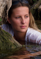 Красавица на озере хвастается мокрым нарядом 7 фотография