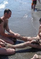 Группа путешествующих нудистов делает грязевые маски на море 14 фото