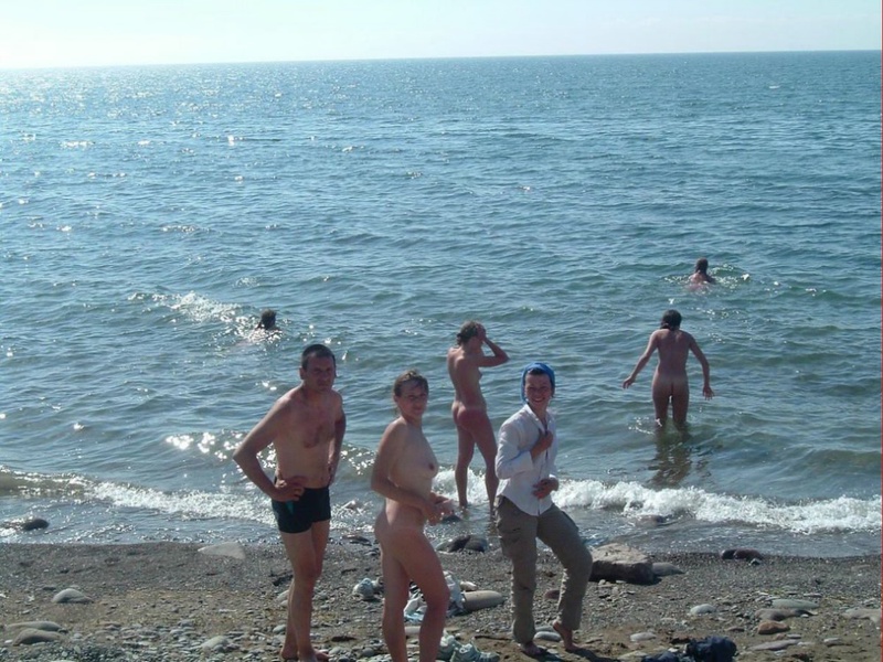 Группа путешествующих нудистов делает грязевые маски на море 11 фотография