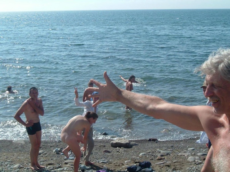 Группа путешествующих нудистов делает грязевые маски на море 10 фотография