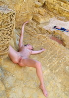 Эля голышом лазает по скалам в Крыму 2 фотография