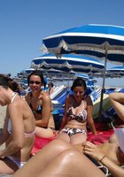 Девушки в купальниках проводят день на пляже 2 фото