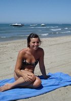 Девушки в купальниках проводят день на пляже 6 фото
