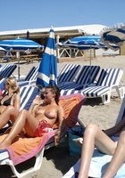 Девушки в купальниках проводят день на пляже 17 фотография
