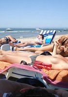 Девушки в купальниках проводят день на пляже 19 фотография