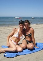 Девушки в купальниках проводят день на пляже 14 фото