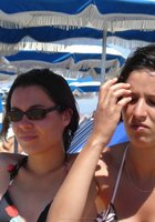 Девушки в купальниках проводят день на пляже 10 фото