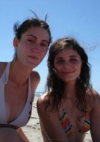 Девушки в купальниках проводят день на пляже 24 фото