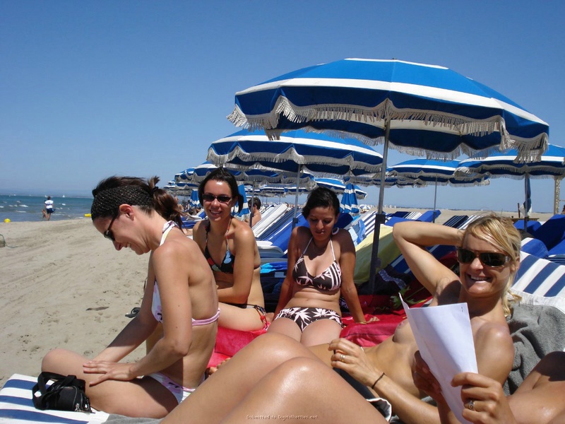 Девушки в купальниках проводят день на пляже 2 фотография
