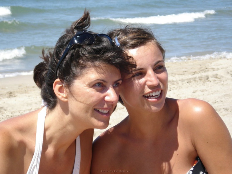 Девушки в купальниках проводят день на пляже 16 фотография