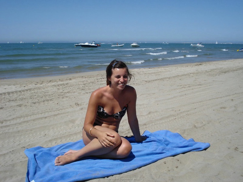 Девушки в купальниках проводят день на пляже 6 фотография