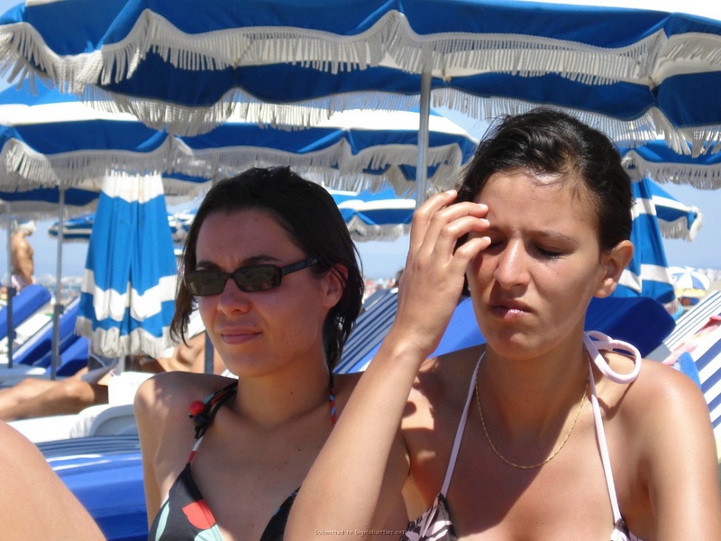 Девушки в купальниках проводят день на пляже 10 фотография