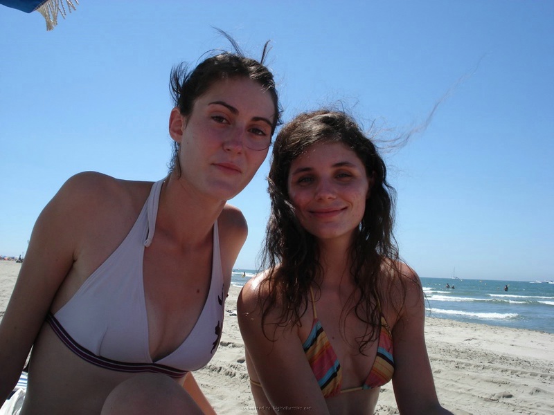 Девушки в купальниках проводят день на пляже 24 фотография