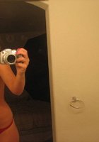 Сексуальная цыпочка позирует перед зеркалом 1 фото