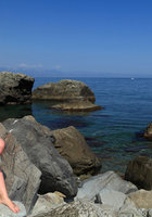 Мадам сидит голой жопой на прибрежных камнях 4 фото