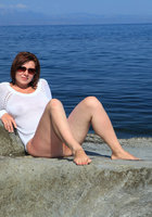 Мадам сидит голой жопой на прибрежных камнях 9 фото