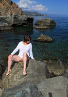 Мадам сидит голой жопой на прибрежных камнях 11 фотография
