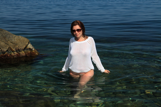 Мадам сидит голой жопой на прибрежных камнях 2 фотография