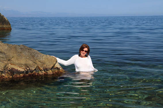 Мадам сидит голой жопой на прибрежных камнях 1 фотография