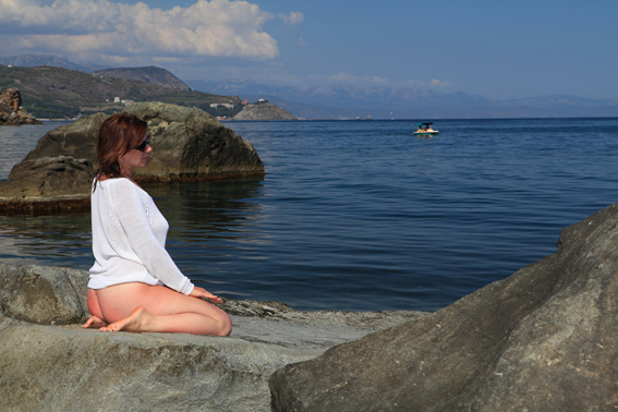 Мадам сидит голой жопой на прибрежных камнях 12 фотография