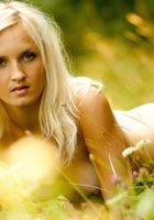 На природе блонда показывает голую попку став на четвереньки 8 фото