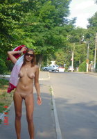 Стервочка гуляет голышом по улицам города 3 фото