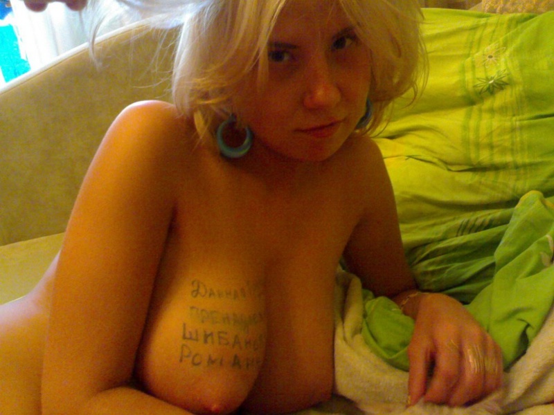 Блондинка написала на голой сиське послание 6 фотография