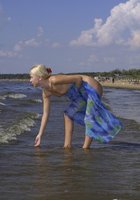Лина не прикрывает прелести отдыхая на общественном пляже 2 фото