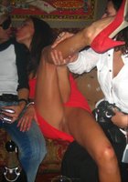 Пьяная лесбиянка зажигает с подругами в клубе 7 фото