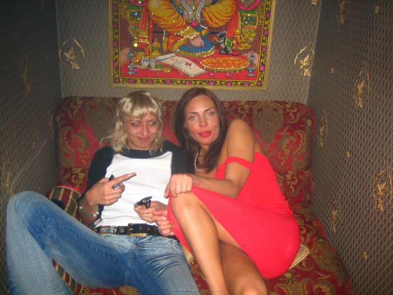 Пьяная лесбиянка зажигает с подругами в клубе 5 фотография