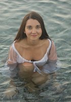 Прелестная милашка купается в озере в прозрачном платье 2 фотография