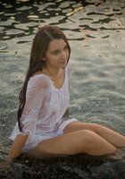 Прелестная милашка купается в озере в прозрачном платье 9 фото