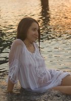 Прелестная милашка купается в озере в прозрачном платье 8 фото