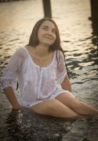 Прелестная милашка купается в озере в прозрачном платье 10 фото