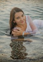 Прелестная милашка купается в озере в прозрачном платье 6 фотография