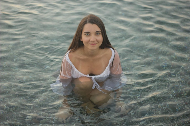 Прелестная милашка купается в озере в прозрачном платье 2 фотография